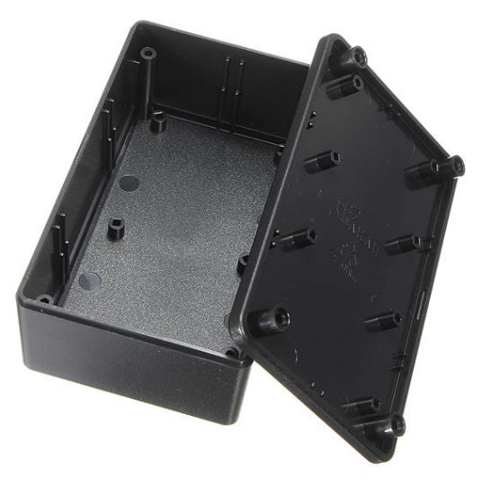 Um gabinete eletrônico de plástico preto