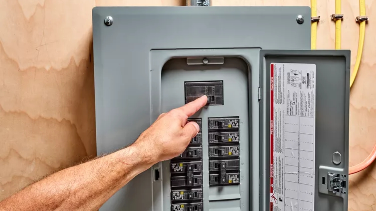 Disjoncteur vs panneau électrique : les différences