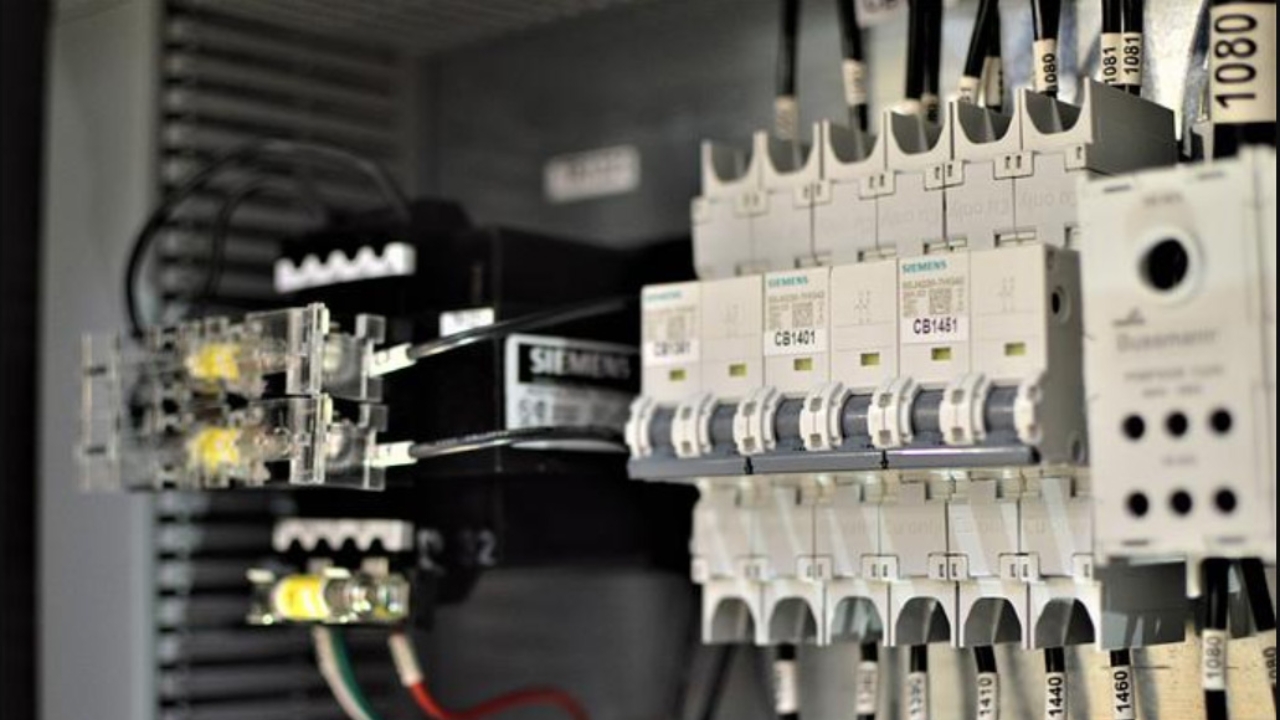 Pros & Cons of Circuit Breaker and Fuse Box 