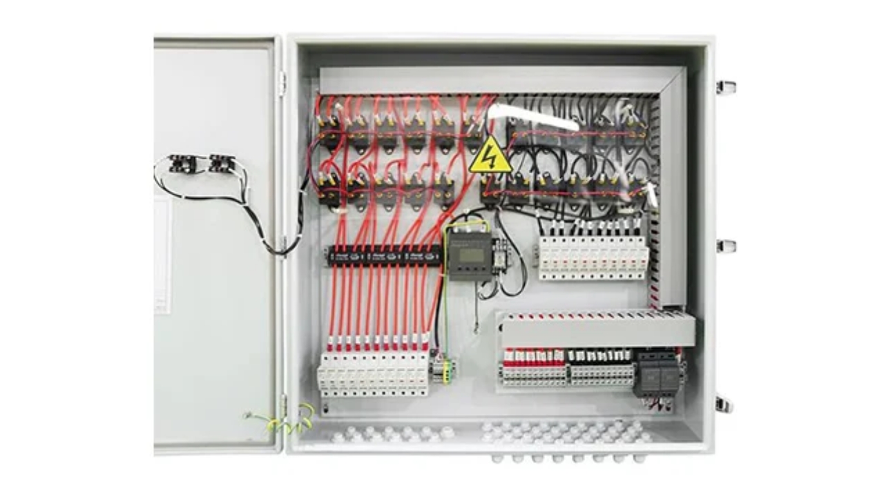 O que é uma caixa combinadora para painéis solares